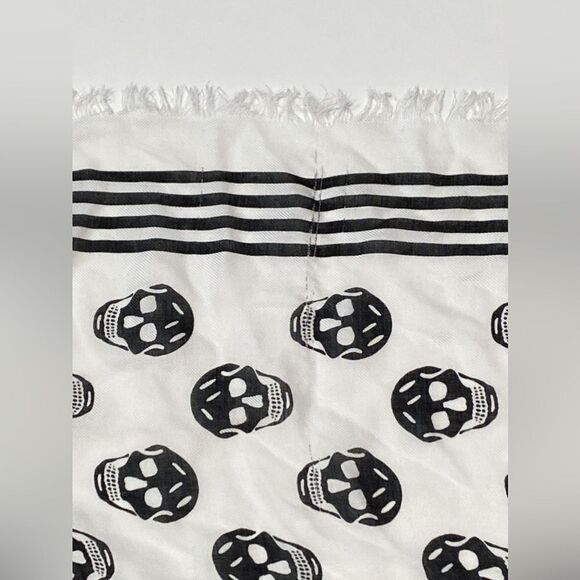 Alexander McQueen scarf in fabric with Skull print - Picture 9 of 15